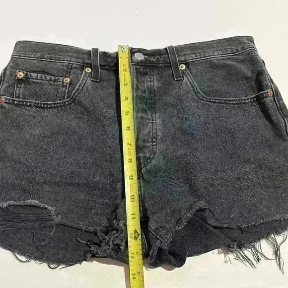 Levi's Black Frayed Hem Button Fly 501 Shorts Womens Size 32 - Picture 7 of 13